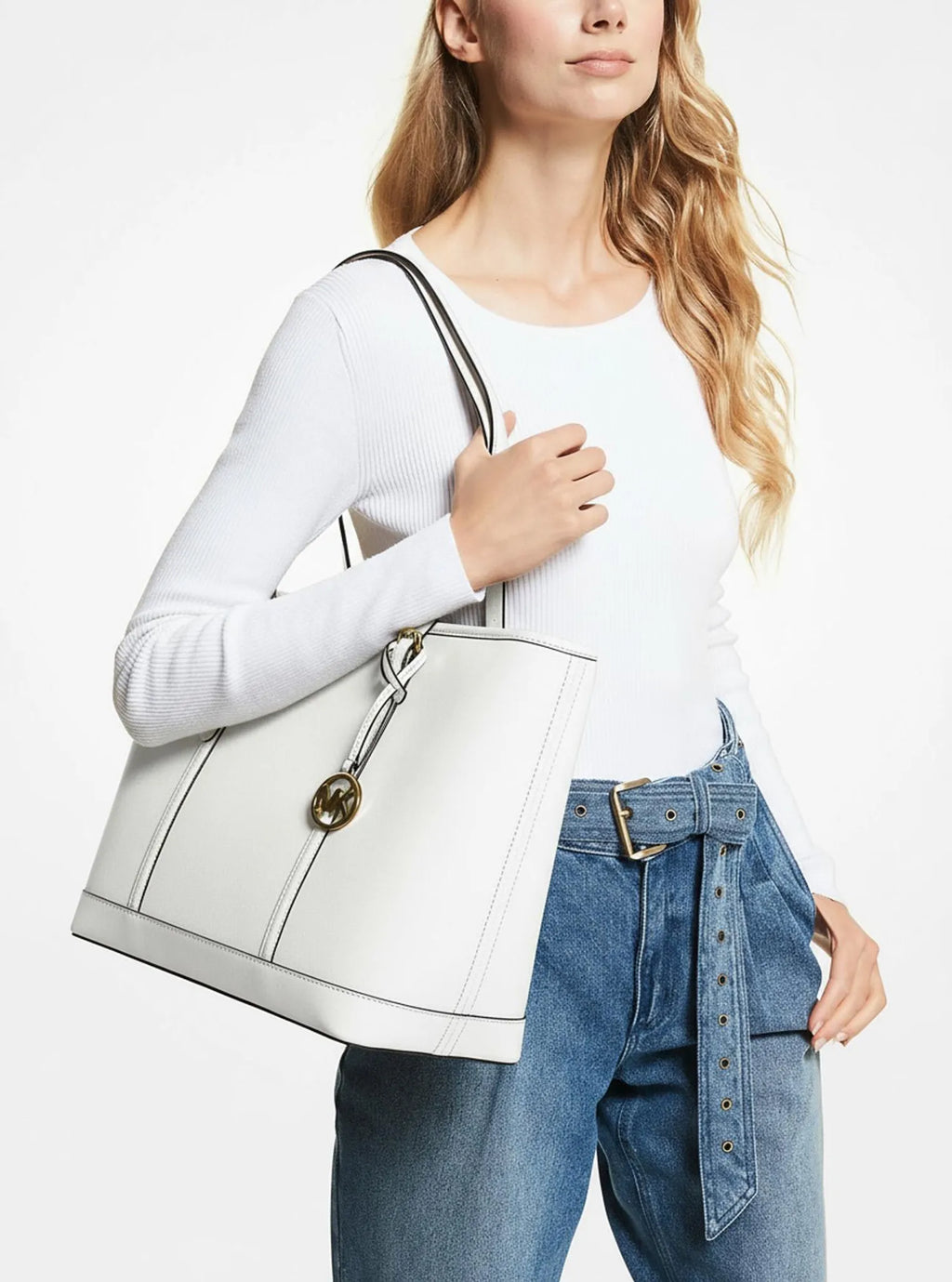 Michael Kors LG TZ Shoulder Tote Optic White – borsa a spalla indossata